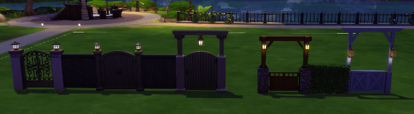 Cinq portes alignées. Chaque porte arbore une lanterne ou une lumière allumée