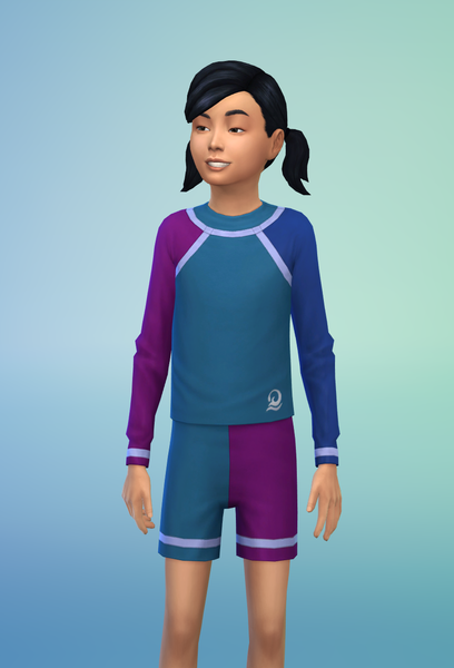 Image d'un enfant portant un rashguard. La tenue se compose d'un haut à manches longues et d'un short. L’ensemble est violet, bleu et turquoise avec une bordure lilas et le haut a un petit logo en forme de vague près de l'ourlet en bas à droite.